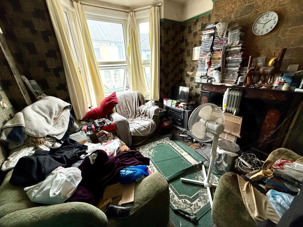 Lot: 164 - MID-TERRACE HOUSE FOR IMPROVEMENT - Living room with bay window